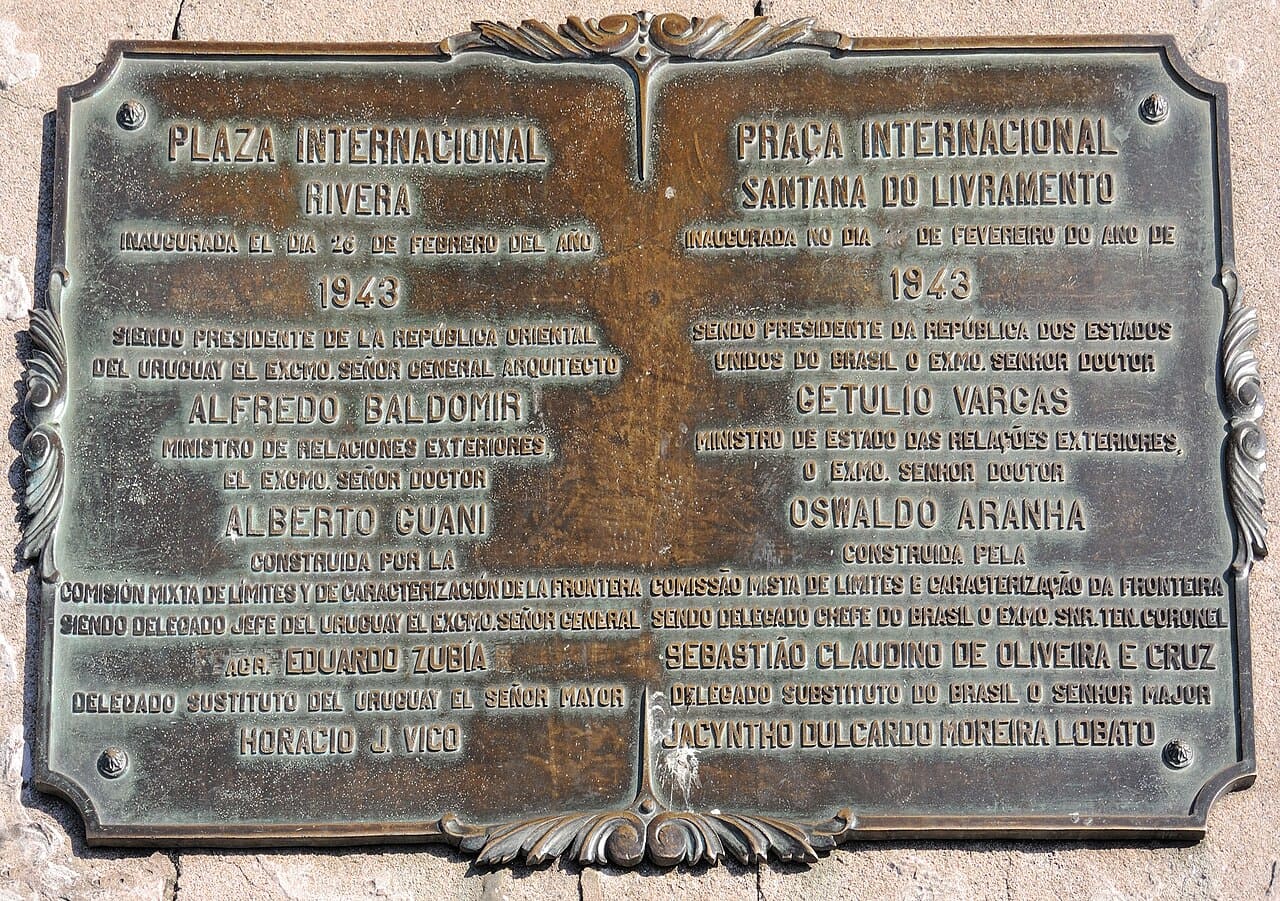 Idiomas que se misturam – O português e o espanhol convivem diariamente na fronteira, dando origem a formas locais de comunicação popularmente chamadas de portunhol. Palavras, sotaques e expressões dos dois idiomas aparecem naturalmente nas conversas.