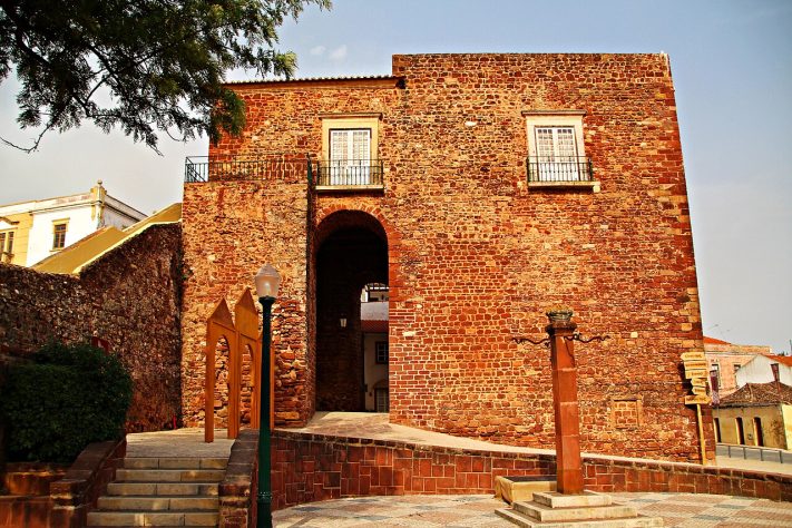 Castelo de Silves, Portugal, Porta da Almedina – Wikimedia Commons/Hovallef