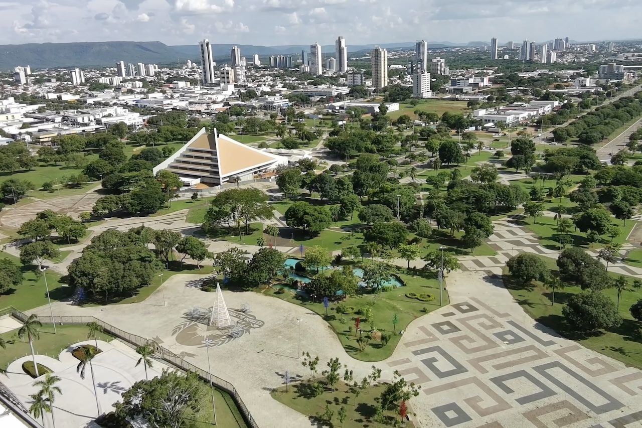Com 571 mil metros quadrados, a praça é considerada a maior da América Latina e abriga atrações como o Memorial Coluna Prestes, o Relógio do Sol, o Cruzeiro e o Palácio Araguaia. O Parque Cesamar também integra o roteiro turístico, com áreas verdes, trilhas, lago, espaços para atividades físicas, lazer infantil e contato com a natureza.