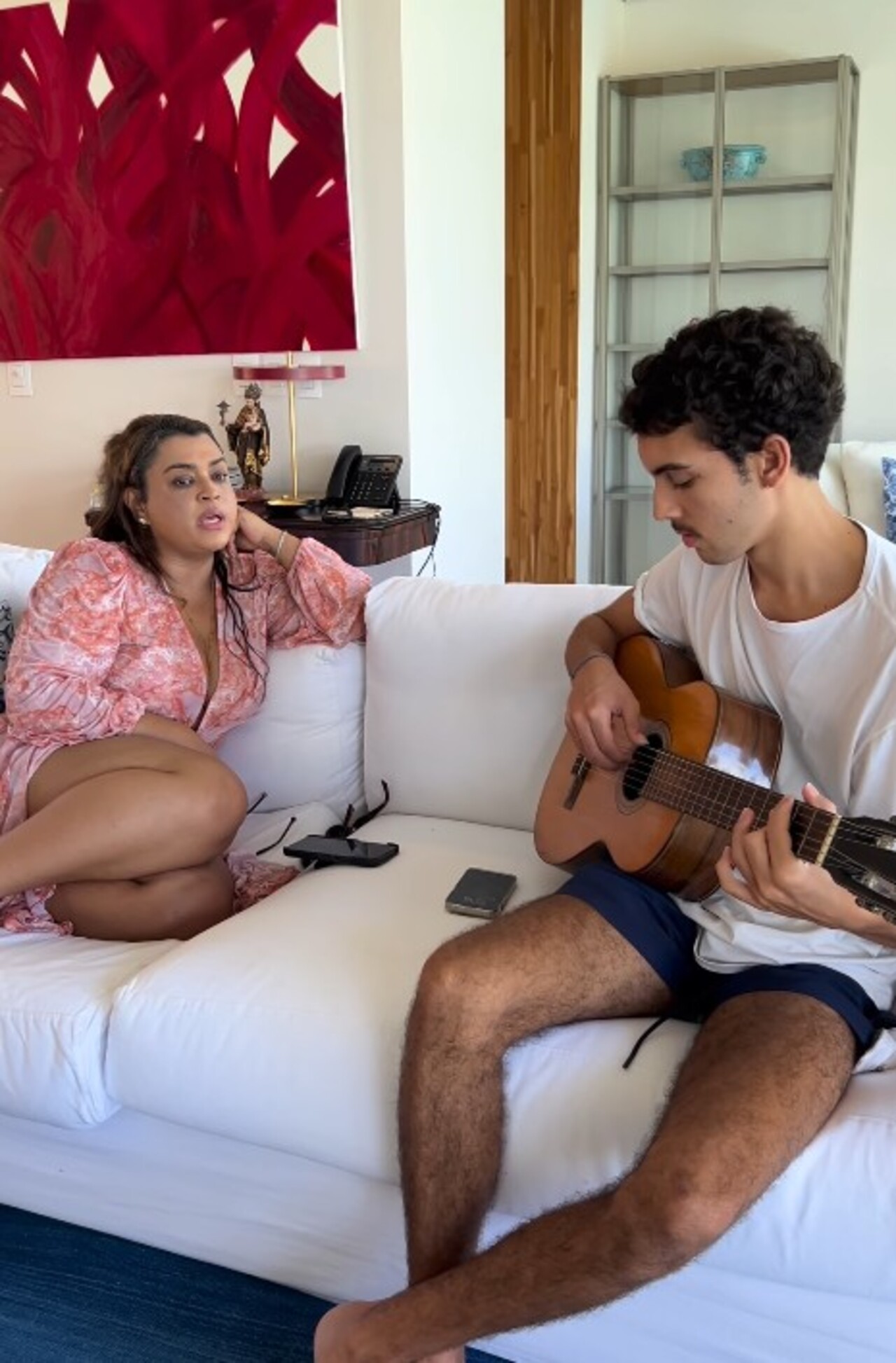 O músico Bento Gil, neto de Gilberto Gil, fará sua estreia no Rock in Rio. Ele irá se apresentar no palco Global Village, em 6 de setembro, na 11ª edição do festival. Filho de Bem Gil e Bárbara Ohana, o artista revelou ao site “GShow” que a tia Preta Gil, morta em julho de 2025 aos 50 anos, teve influência decisiva na sua escolha por seguir o caminho da música. Antes, o jovem de 23 anos cursou dois anos e meio da faculdade de jornalismo. 'Ela sempre teve essa sensibilidade de saber que era uma c -  (crédito: Reprodução de vídeo/Instagram)