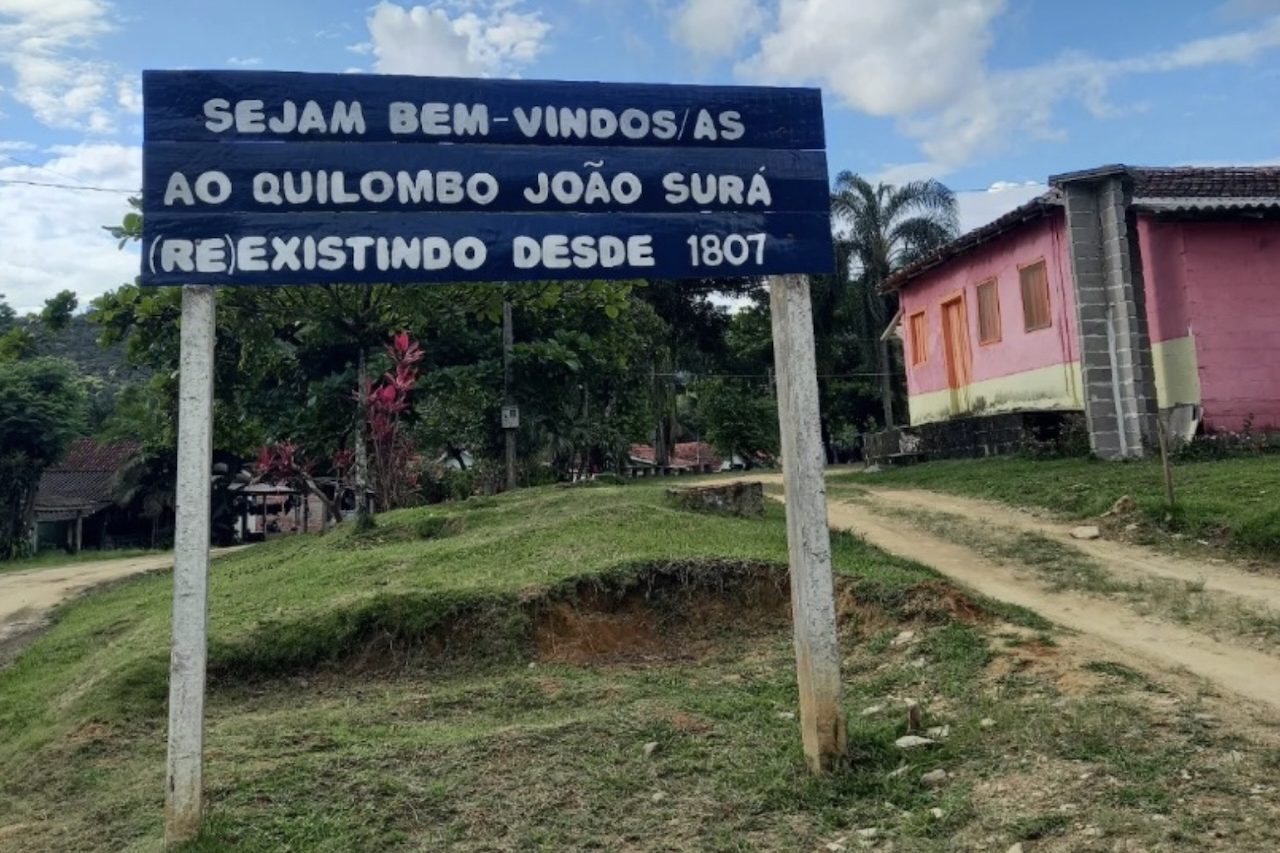 Entre os principais destaques está o Parque Estadual das Lauráceas, uma das maiores unidades de conservação do Paraná, com florestas, rios, cavernas, montanhas e grande diversidade de espécies. Adrianópolis ainda é conhecida por abrigar comunidades tradicionais, como o Quilombo João Surá, que tem mais de dois séculos de história.