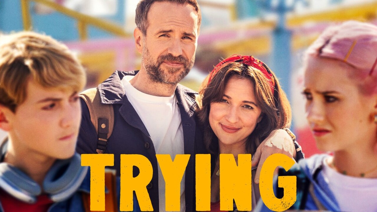 Na televisão, Rafe Spall protagoniza a série “Trying”, da Apple TV+, desde 2020, e também participou de produções como “Black Mirror” e “A Inglesa”. No teatro, interpretou o protagonista da peça “Constellations”, ao lado da atriz Sally Hawkins, e recebeu uma indicação ao Prêmio Olivier de Melhor Ator por essa atuação.
