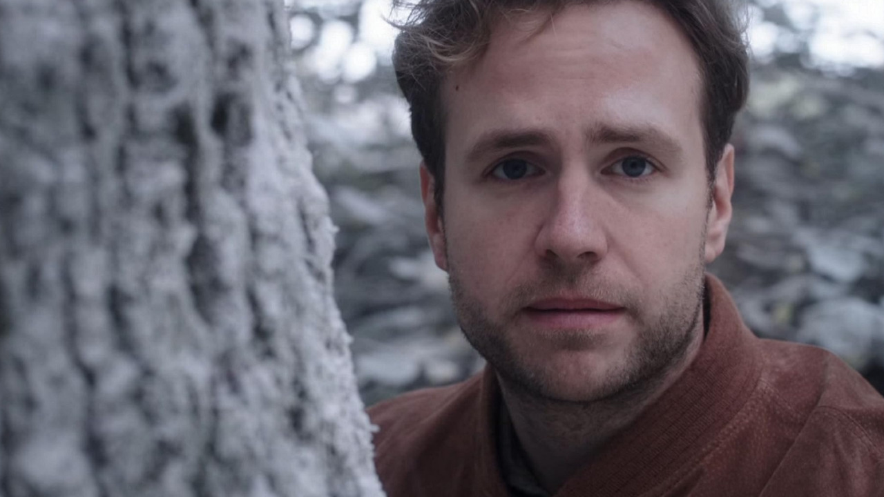 No início da carreira, Rafe Spall participou de produções como “Todo Mundo Quase Morto”, “Hooligans” e “Juventude Rebelde”. A partir de 2004, iniciou uma parceria recorrente com o diretor Edgar Wright, que o escalou para papéis em “Chumbo Grosso” e “Heróis de Ressaca”, ao lado dos atores Simon Pegg e Nick Frost.

