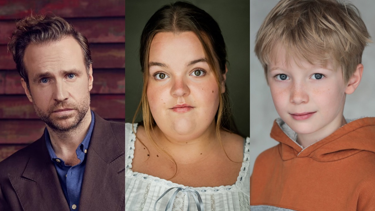 A série de Harry Potter ainda nem estreou, mas a HBO já começou a anunciar novidades para a segunda temporada. Dessa vez, o canal confirmou que Rafe Spall, Molly Hewitt-Richards e Jasper Ambrose farão parte do elenco da nova fase da produção, baseada em “Harry Potter e a Câmara Secreta”, segundo livro da saga.
 -  (crédito: Montagem / Divulgação)