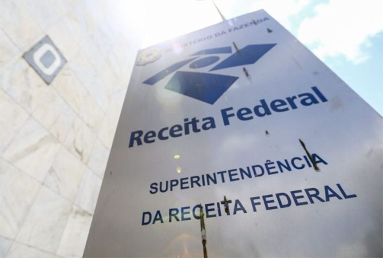 O setor havia sido legalizado em 2018, no governo de Michel Temer, mas a regulamentação efetiva só começou a ser estruturada em 2023, durante o terceiro mandato de Lula, após passar pelo mandato de Jair Bolsonaro. A regulamentação estabelecida a partir de 2023 definiu normas de funcionamento, tributação e destinação dos recursos obtidos pelo governo com as apostas. Desde o início de 2025, a União arrecadou R$ 15,3 bilhões com a tributação das empresas do setor, sendo R$ 8,94 bilhões no ano passa