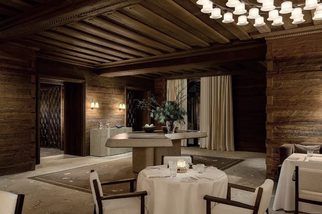 3º) Monti (Gstaad, Suíça): Localizado no hotel The Alpina Gstaad, o Monti apresenta uma versão contemporânea da estética alpina. Madeira, pedra, tecidos e elementos artesanais criam um ambiente elegante, que também valoriza a paisagem das montanhas suíças.