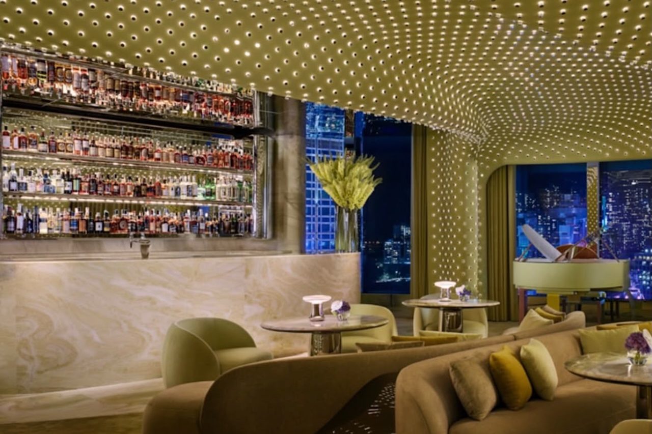 7º) Peridot (Hong Kong, China): Também no The Henderson, o Peridot segue o conceito de “Natural Futurism”, com forte presença da cor verde e milhares de pontos de iluminação artesanal. O design maximalista cria uma experiência visual que se aproxima de um cenário imersivo.