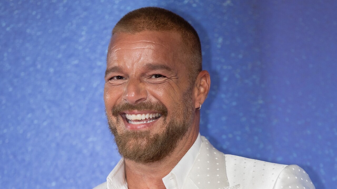 Antes da apresentação, Ricky Martin e Pedro Sampaio participaram de uma coletiva online, na qual o porto-riquenho contou que acompanhava o DJ nas redes sociais há bastante tempo. Segundo ele, chegou a deixar de segui-lo e depois voltar a segui-lo na expectativa de que Pedro visse a notificação e retribuísse o follow. 
