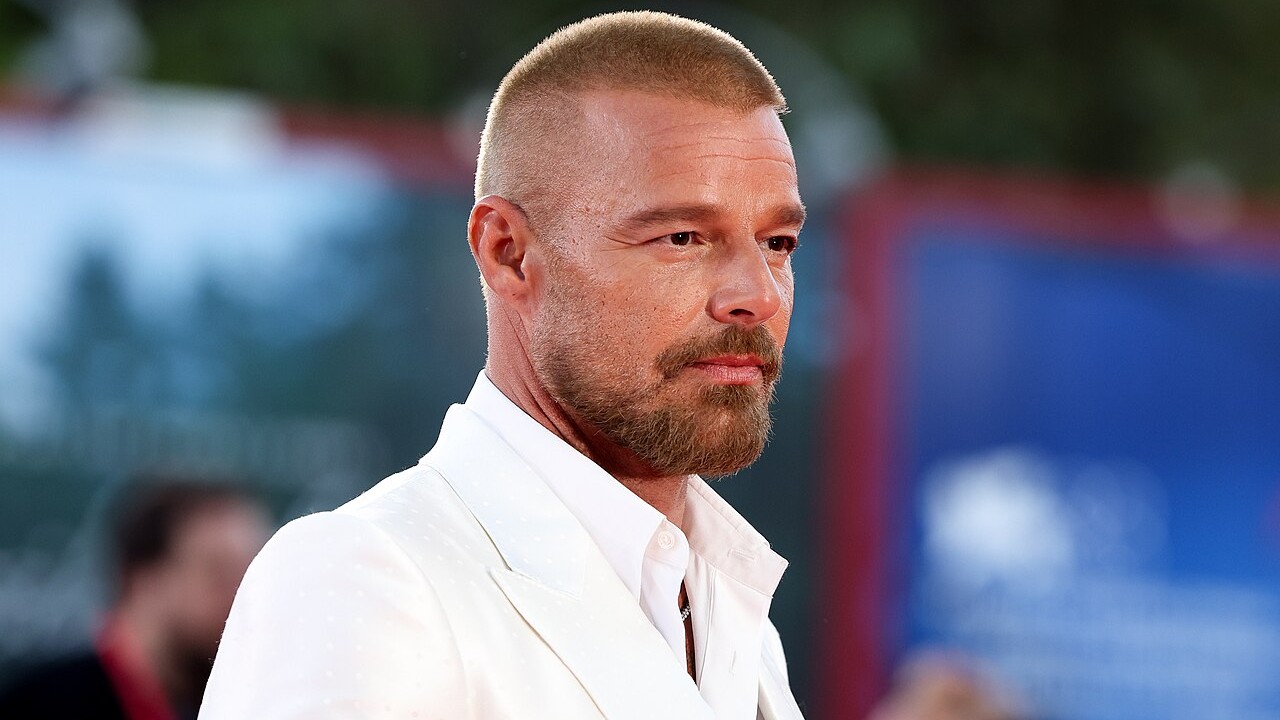 Ricky Martin, cujo nome de batismo é Enrique Martín Morales, nasceu em 24 de dezembro de 1971, em San Juan, Porto Rico. Aos 12 anos, entrou para a banda Menudo, fundada em 1977 pelo produtor Edgardo Díaz, e fez muito sucesso com o grupo. Ele deixou a banda em 1989 e, dois anos depois, lançou seu primeiro álbum solo, “Ricky Martin”. 
