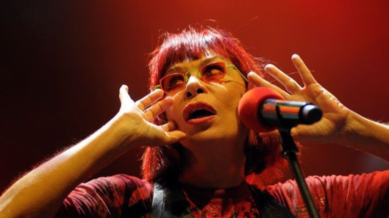 Rita Lee Jones de Carvalho nasceu em 31 de dezembro de 1947, em São Paulo, filha de um americano e de uma brasileira. Cantora, compositora, multi-instrumentista, atriz e escritora, fez parte dos grupos Os Mutantes e Tutti Frutti antes de seguir carreira solo. É considerada por muitos uma das maiores vozes femininas do rock brasileiro. 
