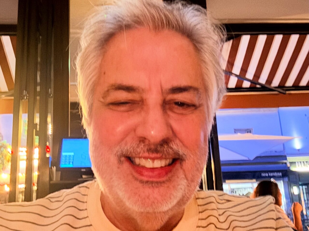 Roberto de Carvalho é guitarrista, compositor e produtor musical, conhecido também pela parceria artística com Rita Lee. Ele foi parceiro de composição em boa parte do repertório da cantora e contribuiu para sucessos que marcaram a carreira da artista. O relacionamento entre os dois começou em 1976, e o casal teve três filhos ao longo da união. 

