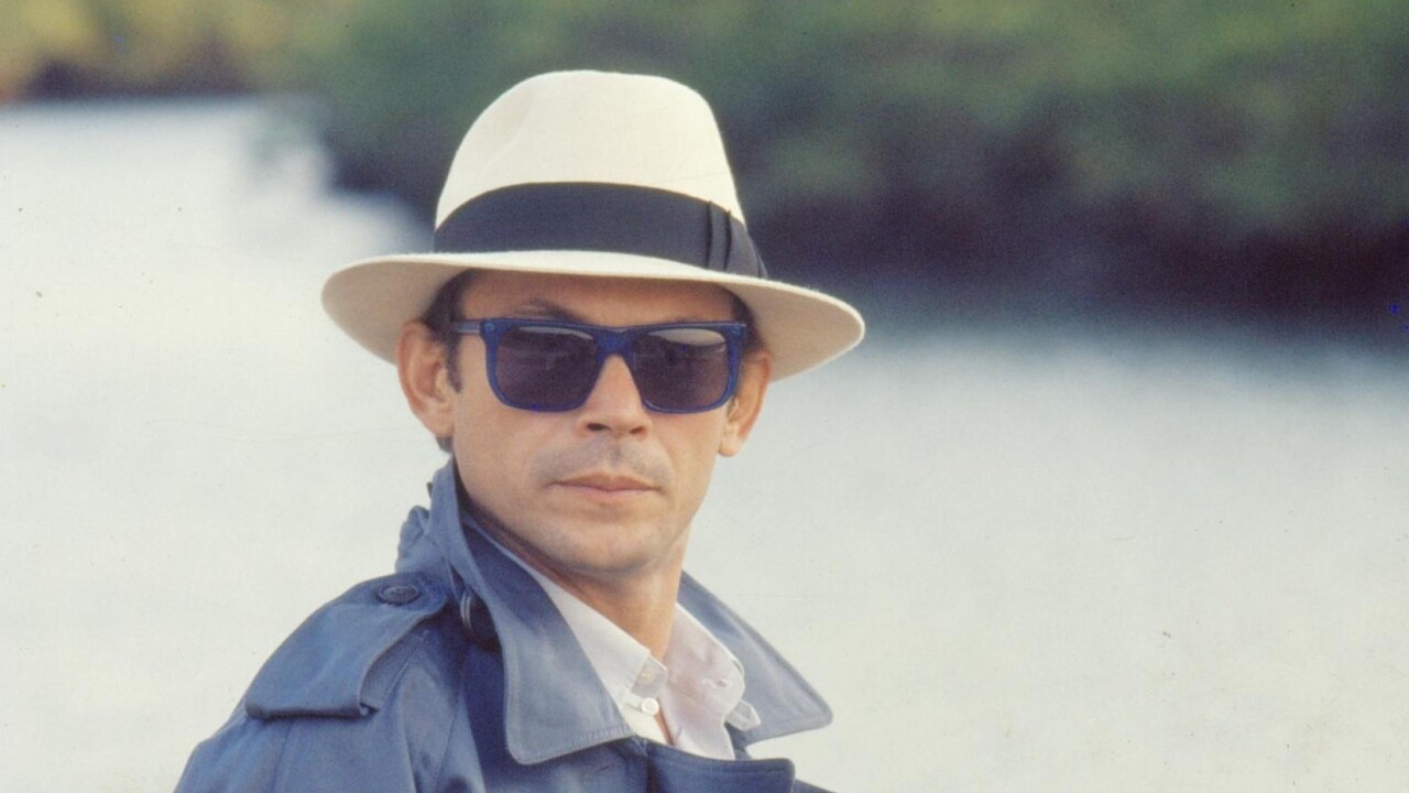 Entretanto, antes de sua exibição, a produção teve problemas com a censura. Prevista originalmente para estrear em 1975, a novela chegou a ter 30 capítulos gravados antes de ser proibida pelo governo militar. A proibição foi anunciada ao vivo no Jornal Nacional pelo âncora Cid Moreira. Somente uma década depois, já em contexto de abertura democrática, a trama pôde ser refeita e exibida. 
