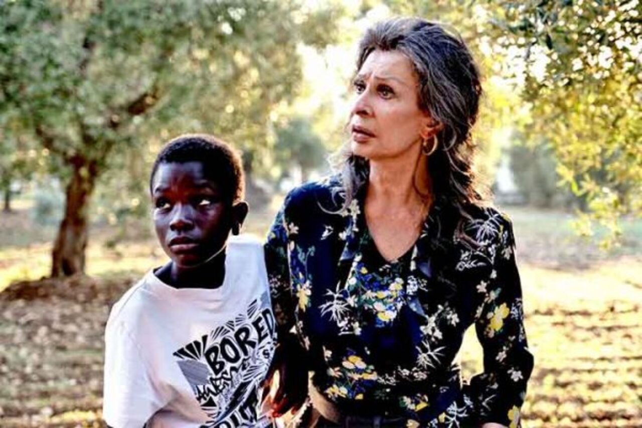 Mesmo com uma presença cada vez mais seletiva nas telas, Sophia Loren voltou ao cinema em 2020, aos 86 anos, no filme “Rosa e Momo”, dirigido por seu filho Edoardo Ponti. Na produção, interpretou Madame Rosa, uma sobrevivente do Holocausto que acolhe crianças em situação de vulnerabilidade. O trabalho marcou seu retorno ao protagonismo cinematográfico depois de um longo intervalo e reafirmou a importância de sua presença na história do cinema. 