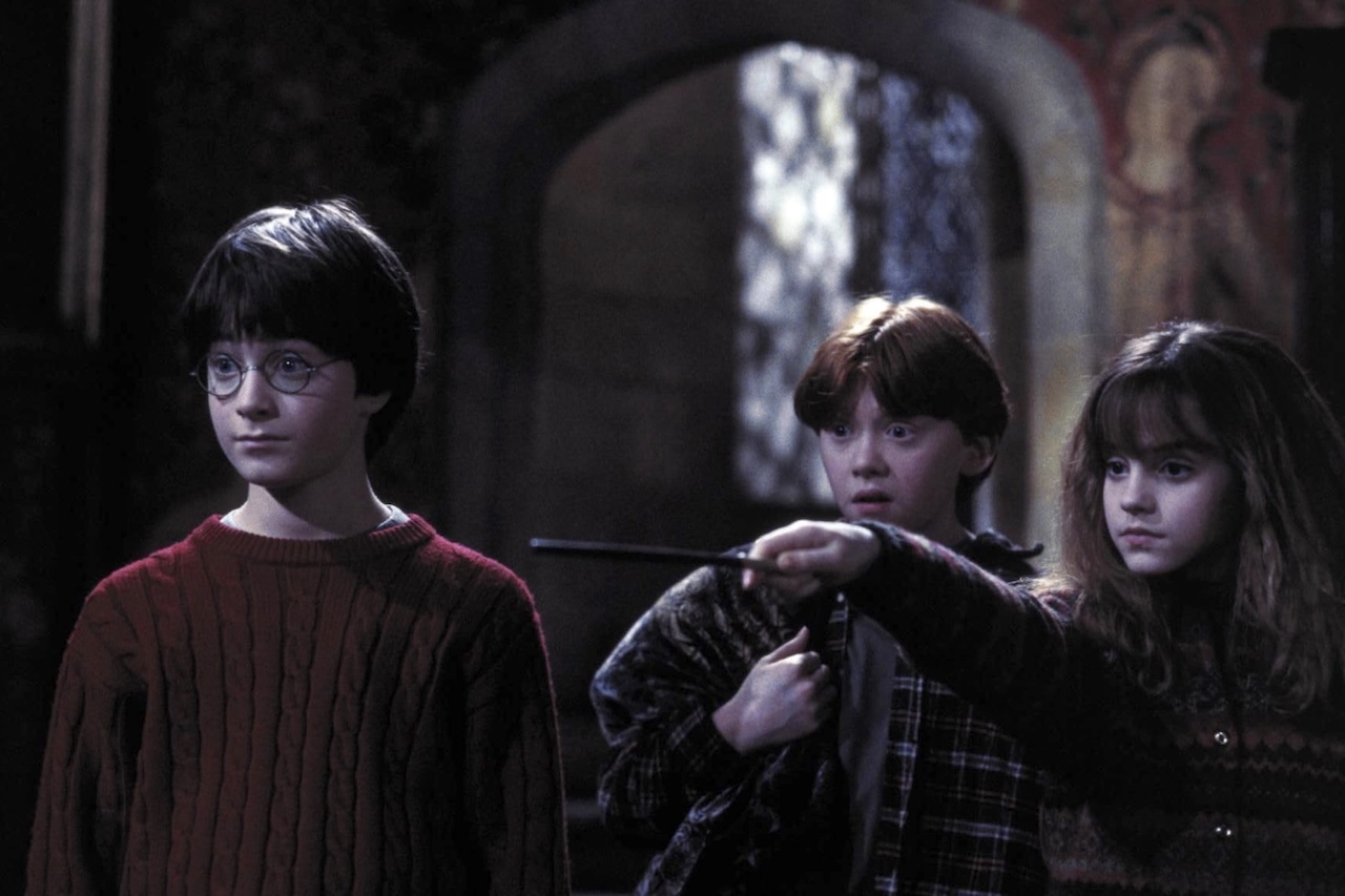 Grifinória, da qual Harry, Hermione e Rony fazem parte, valoriza atributos como coragem, ousadia, bravura e cavalheirismo e adota o leão como símbolo. Já a Sonserina, de Draco Malfoy, Tom Riddle e Severus Snape, está relacionada a características como ambição, astúcia, liderança e capacidade de adaptação, com a serpente como mascote.