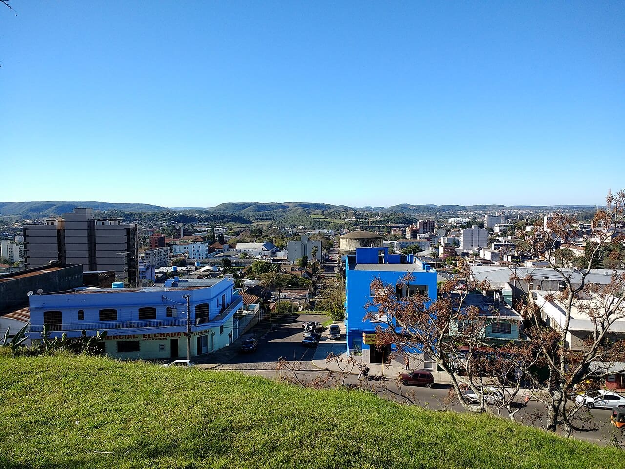 Duas cidades, dois países – Santana do Livramento e Rivera são classificadas como cidades gêmeas. A fronteira terrestre atravessa ruas, avenidas e espaços públicos, permitindo que brasileiros e uruguaios convivam em uma área urbana praticamente integrada.