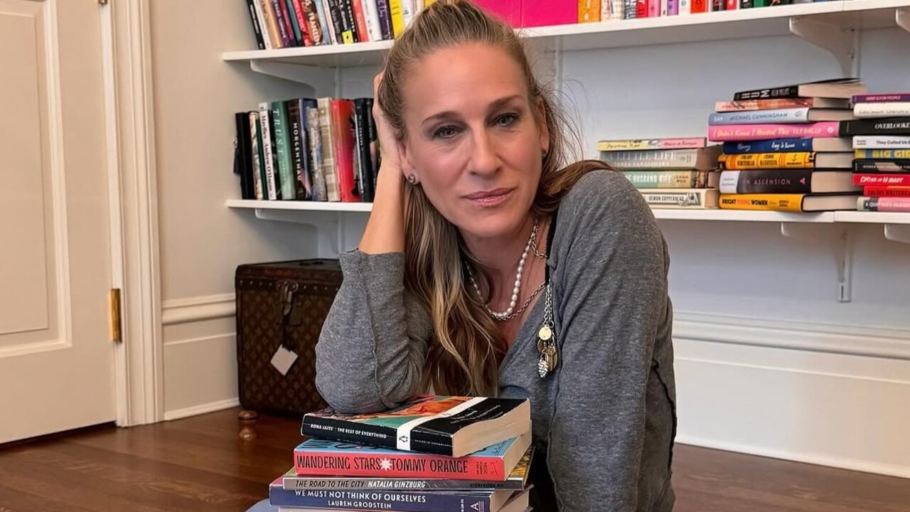 Sarah Jessica Parker, que nasceu em 25 de março de 1965, em Nelsonville, Ohio, nos Estados Unidos, estreou na TV aos oito anos e conquistou seu primeiro destaque na Broadway com 