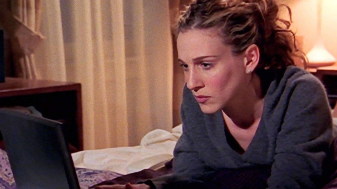 Na série, Carrie é uma colunista de Nova York que escreve sobre amor, relacionamentos e sexualidade a partir das próprias experiências. A vida amorosa da personagem se mistura à rotina ao lado das amigas Miranda, Charlotte e Samantha, enquanto a moda ocupa um espaço importante em sua personalidade e na história. 
