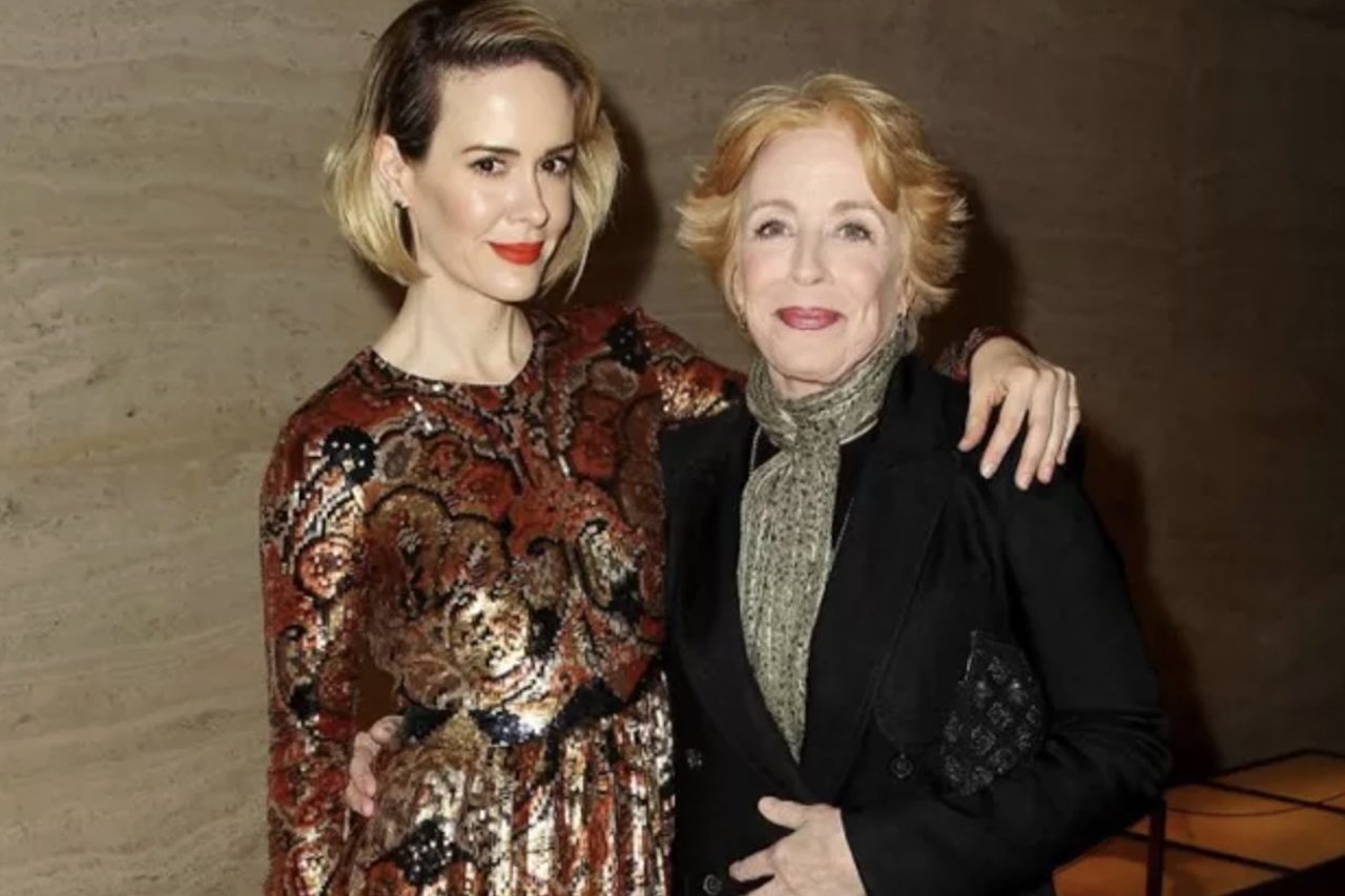 Sarah Paulson e Holland Taylor (32 anos de diferença): Embora não seja um relacionamento heterossexual como os outros dessa lista, também chama atenção por ser um dos que têm a maior diferença de idade e vale a menção. As atrizes estão juntas desde 2015 e assumiram publicamente a relação um ano depois.