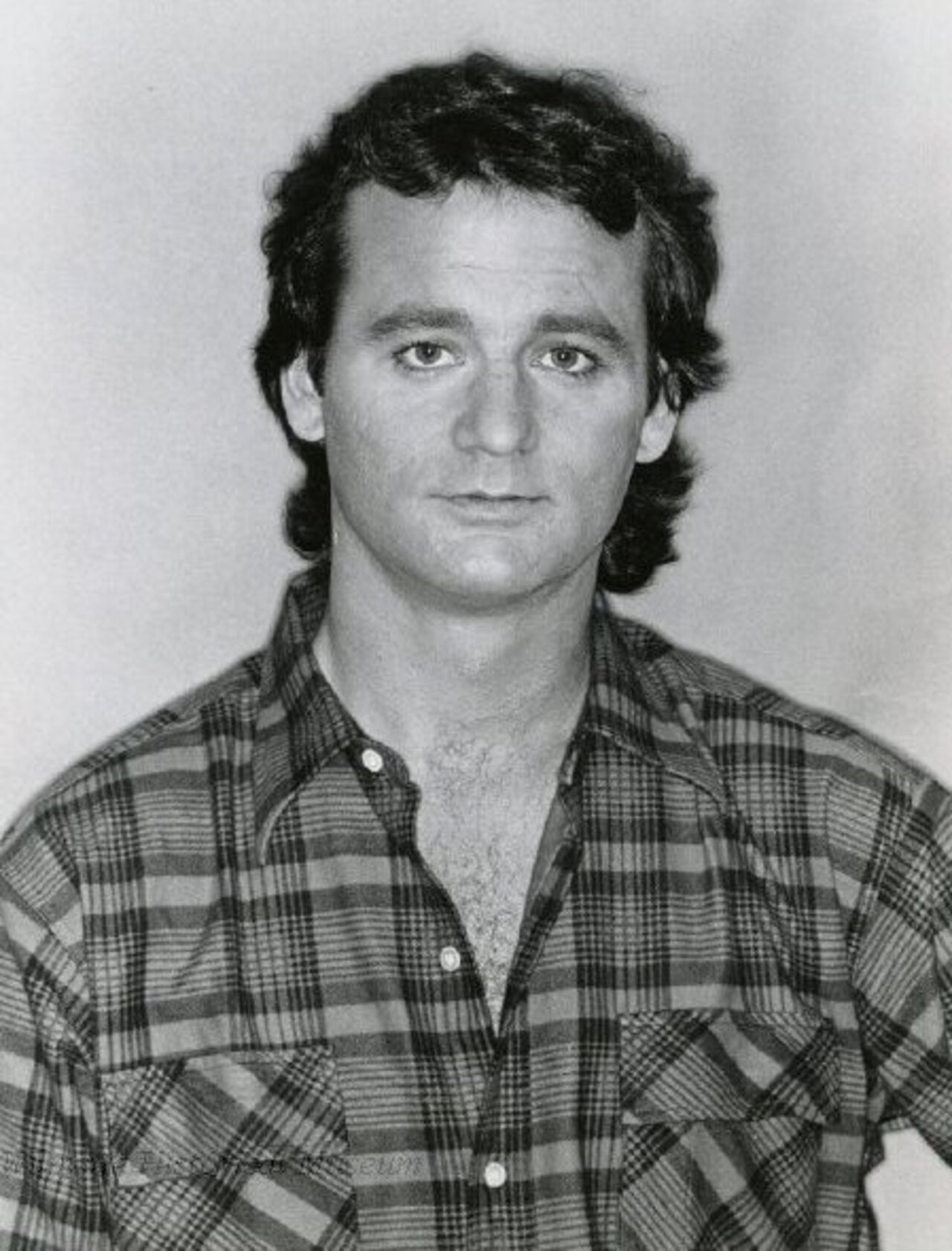 Antes de chegar ao programa, Murray havia passado pelo grupo de comédia The Second City, em Chicago, tradicional celeiro de talentos do humor nos Estados Unidos. Em 1977, substituiu Chevy Chase no “Saturday Night Live” e permaneceu no elenco até 1980. Durante esse período, desenvolveu personagens recorrentes e ganhou um Emmy por seu trabalho de roteirista no programa. A televisão abriu caminho para uma carreira cinematográfica que rapidamente ganharia grande alcance.
