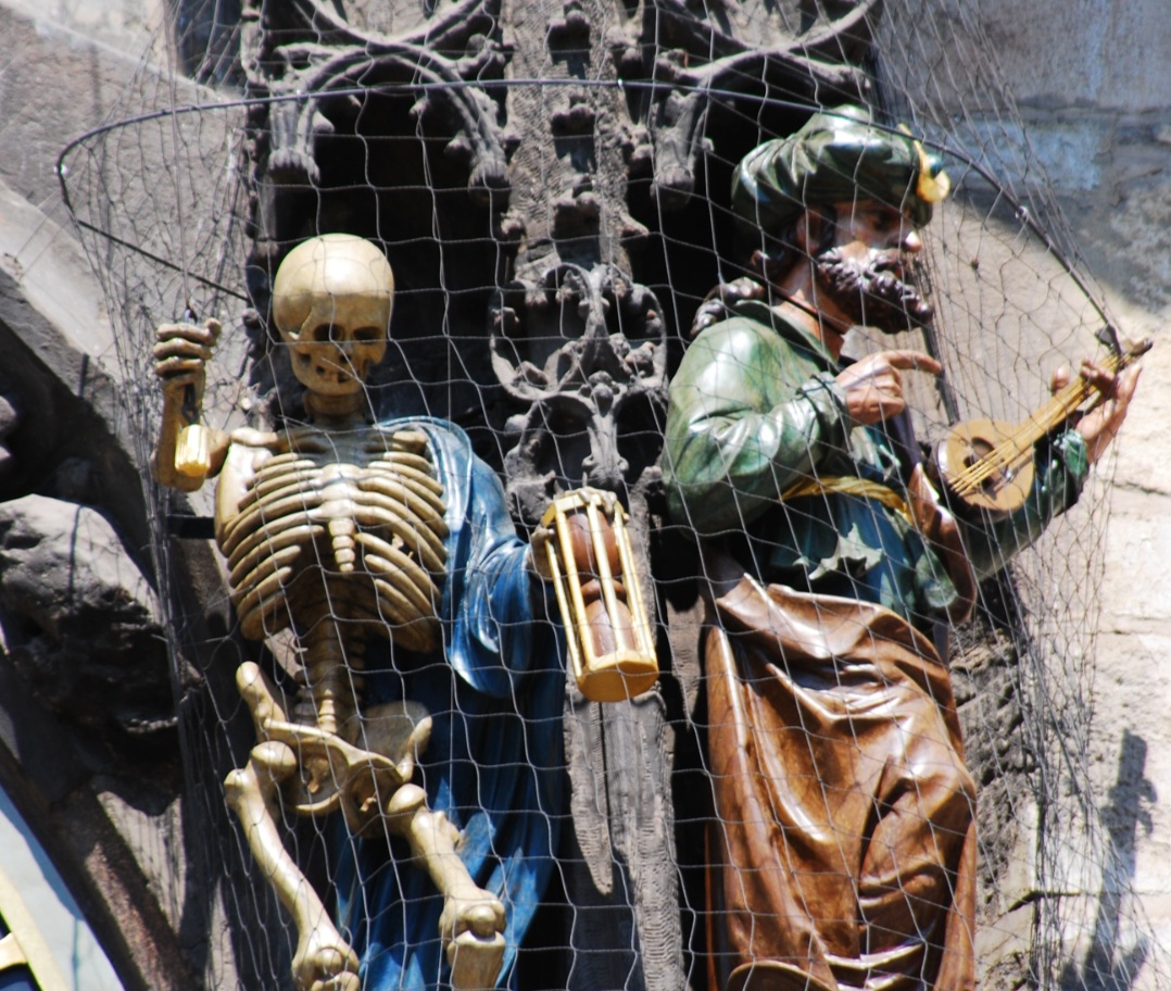 As figuras que ganham vida
Além dos apóstolos, figuras nas laterais do relógio participam do espetáculo, incluindo a Morte, representada por um esqueleto.
Ao marcar a hora, ela movimenta uma ampulheta, enquanto outras figuras também se mexem, compondo a famosa apresentação.