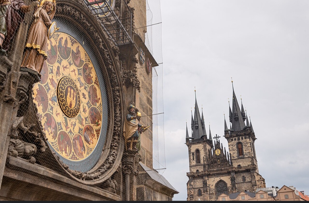 O mostrador astronômico funciona como uma representação do céu visto a partir de Praga e reúne diferentes sistemas de medição do tempo.
É possível acompanhar informações como a posição do Sol e da Lua e distinguir períodos do dia, como amanhecer e anoitecer.