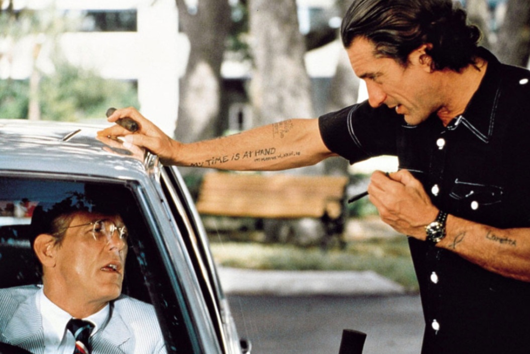 “Cabo do Medo” (1991) – Dirigido por Martin Scorsese e estrelado por Robert De Niro e Nick Nolte, é um remake do suspense homônimo lançado em 1962. A nova versão tornou a história do vingativo Max Cady ainda mais sombria e rendeu a De Niro uma indicação ao Oscar de Melhor Ator.