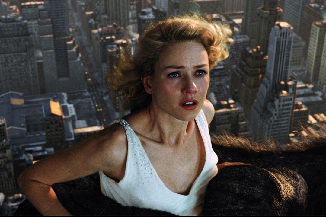 “King Kong” (2005) – Dirigido por Peter Jackson, é uma refilmagem do clássico “King Kong”, de 1933, um dos grandes marcos do cinema fantástico. Com Naomi Watts no elenco, a nova versão retomou a história do gigantesco gorila levado da Ilha da Caveira para Nova York.