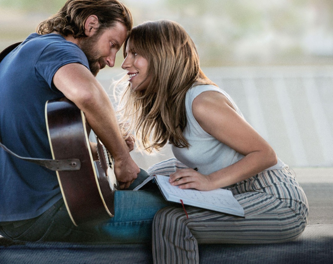 “Nasce uma Estrela” (2018) – Dirigido e estrelado por Bradley Cooper, ao lado de Lady Gaga, é a mais recente refilmagem do clássico lançado em 1937, que também ganhou versões em 1954 e 1976. A produção atualizou a história de amor entre uma artista em ascensão e um astro em decadência.