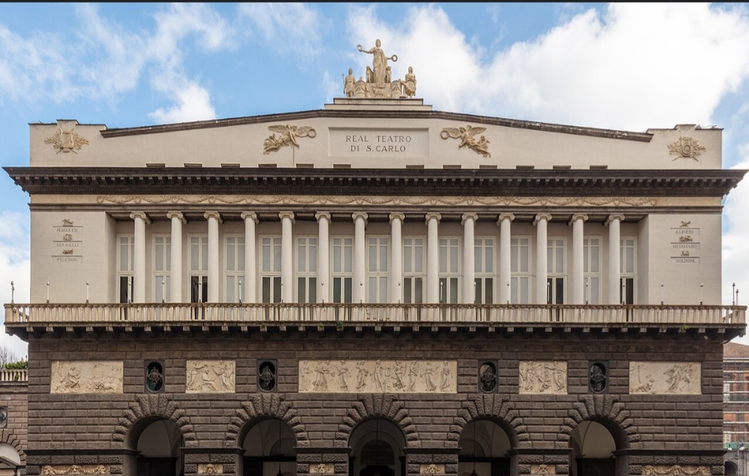 Teatro di San Carlo (Nápoles, Itália) – Inaugurado em 1737, é a mais antiga casa de ópera em atividade contínua entre as grandes instituições do gênero. Sua história influenciou profundamente a tradição operística italiana e europeia.