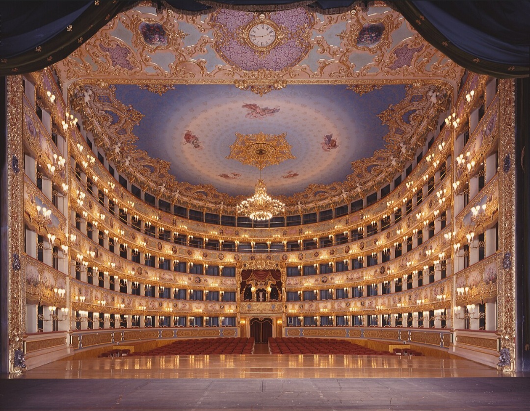 Teatro La Fenice (Veneza, Itália) – Inaugurado em 1792, tornou-se um dos grandes palcos da ópera italiana. Foi cenário de estreias importantes, especialmente de obras de Giuseppe Verdi, e ressurgiu após incêndios que marcaram sua história.