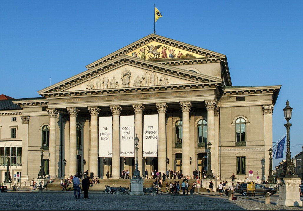 Bavarian State Opeea (Munique, Alemanha) – Com tradição que remonta ao século XVII, está entre as instituições operísticas mais prestigiadas da Europa. Sua sede, o Nationaltheater, recebeu estreias históricas de obras de Richard Wagner.