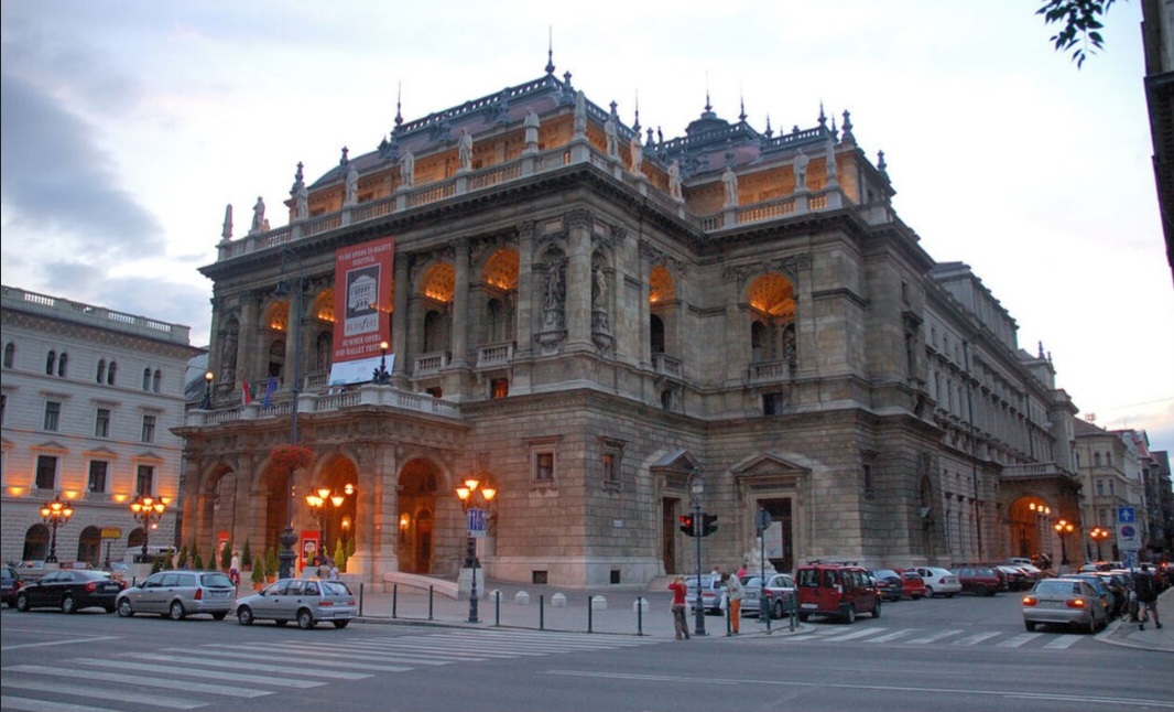 Ópera Estatal Húngara (Budapeste, Hungria) – Inaugurada em 1884, destaca-se tanto pela tradição musical quanto pela arquitetura neorrenascentista. Projetado por Miklós Ybl, o edifício é um dos grandes monumentos culturais de Budapeste.