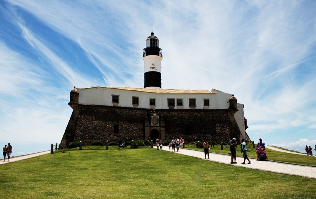 Forte de Santo Antônio da Barra (BA) — Situado na entrada da Baía de Todos os Santos, em Salvador, tem origens no século XVI e ganhou sua configuração atual no fim do século XVII. Abriga o famoso Farol da Barra, instalado em 1698, e atualmente também o Museu Náutico da Bahia. É um dos principais cartões-postais da capital baiana.