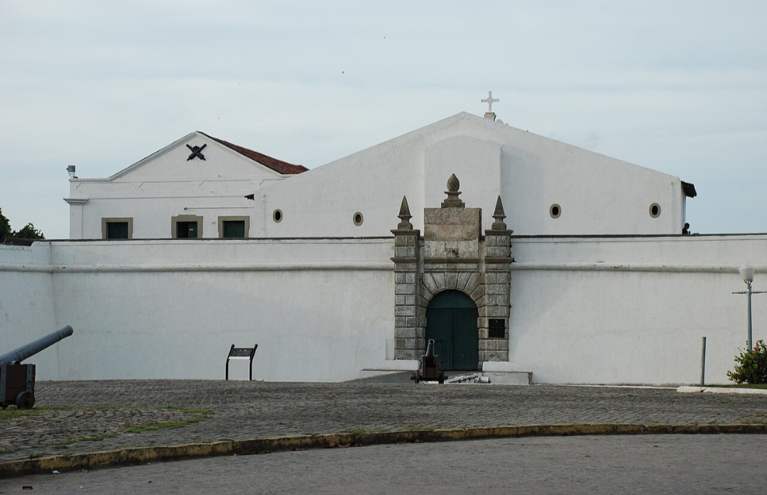 Forte de São João Batista do Brum (PE) — Iniciado pelos portugueses em 1629, no Recife, foi ocupado e ampliado pelos holandeses a partir de 1630. Após a retomada portuguesa, passou por novas reformas e tornou-se importante ponto de defesa da cidade. Hoje preserva séculos de história militar pernambucana