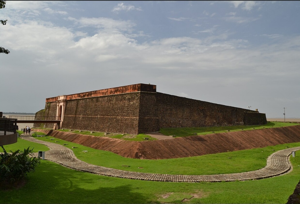 Forte do Presépio (PA) — Erguido em 1616 às margens da Baía do Guajará, marcou a fundação de Belém e o avanço da ocupação portuguesa na Amazônia. Considerado o núcleo inicial da cidade, passou por diversas transformações ao longo dos séculos. Hoje integra o complexo Feliz Lusitânia e abriga o Museu do Encontro.