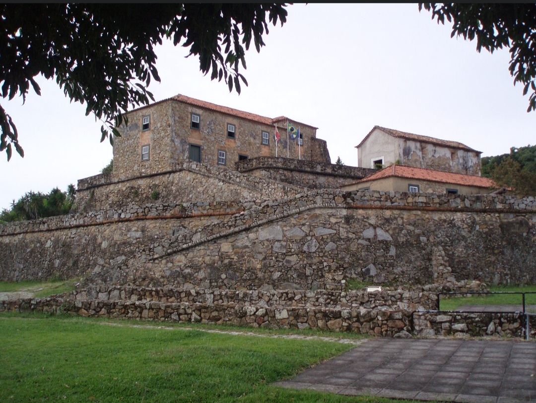 Fortaleza de São José da Ponta Grossa (SC) — Erguida a partir de 1740, em Florianópolis, integrava o sistema criado para defender a Ilha de Santa Catarina. Aberta à visitação, fica entre as praias de Jurerê e do Forte e oferece ampla vista do litoral. Sua Capela de São José é a única das fortalezas da ilha que ainda mantém a função religiosa original.