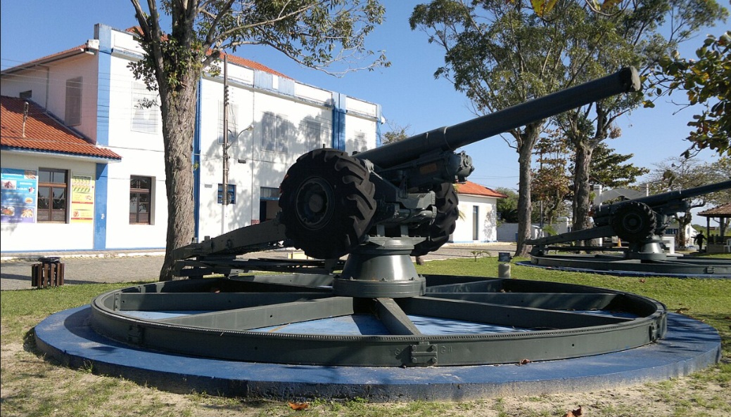 Forte Marechal Luz (SC) — Construído a partir de 1909 e inaugurado em 1915, em São Francisco do Sul, ocupa posição estratégica na entrada da Baía da Babitonga. A fortificação integrou o sistema brasileiro de defesa costeira e permaneceu em prontidão durante as duas guerras mundiais. Hoje preserva canhões, instalações militares e tradições históricas.