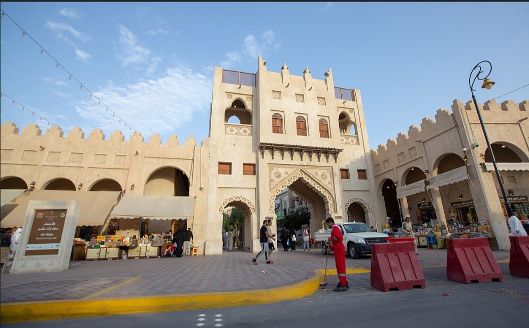 Souq Al-Qaisariya – Al-Hofuf, Arábia Saudita: Localizado no histórico oásis de Al-Ahsa, é um dos mercados tradicionais mais conhecidos da região. Suas passagens e lojas preservam características arquitetônicas locais e oferecem perfumes, especiarias, roupas, artesanato e as famosas tâmaras de Al-Ahsa.