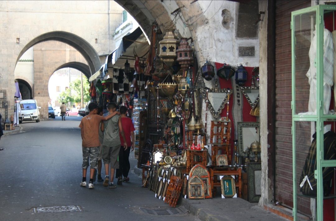 Souk dos Habous – Casablanca, Marrocos: Localizado no tradicional bairro dos Habous, reúne lojas e oficinas sob arcadas e ao longo de pequenas ruas. O visitante encontra artesanato, roupas tradicionais, artigos de couro, babouches, objetos de cobre e especialidades da confeitaria marroquina.