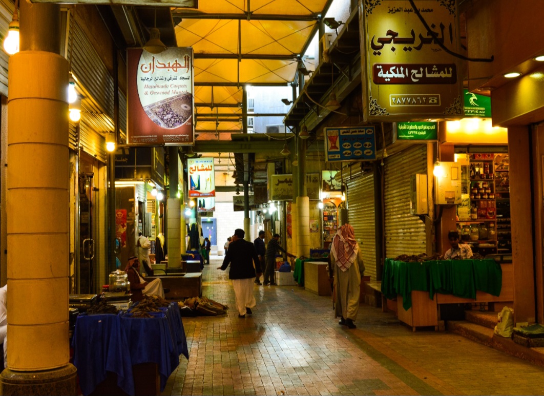 Souq Al Zal – Riad, Arábia Saudita: Com mais de um século de história, é um dos mercados tradicionais mais conhecidos da capital saudita. Suas lojas são famosas pelos tapetes, antiguidades, perfumes, roupas tradicionais e objetos ligados ao patrimônio cultural do país.