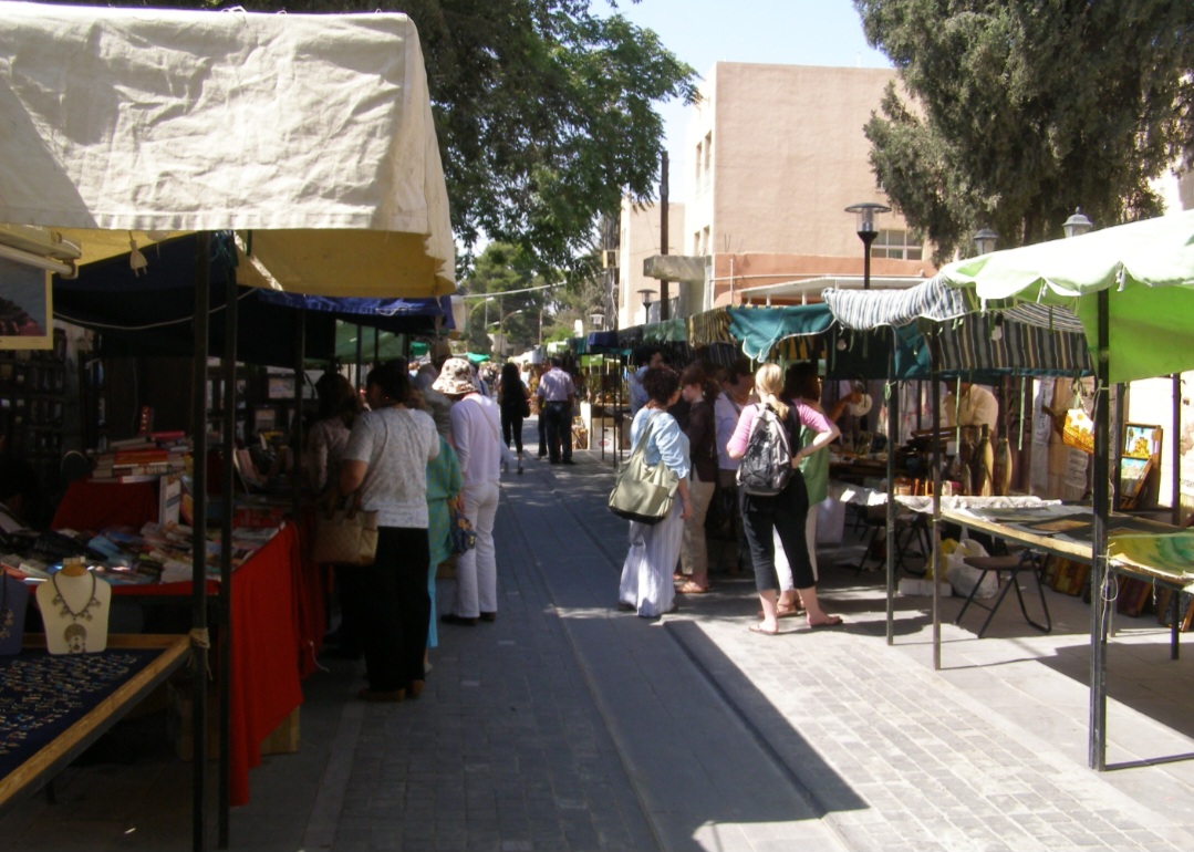 Souk Jara – Amã, Jordânia: Realizado de forma sazonal na região de Jabal Amman, é um conhecido mercado ao ar livre da capital jordaniana. Reúne barracas de artesanato, roupas, acessórios e comidas, além de apresentações culturais e outras atrações.