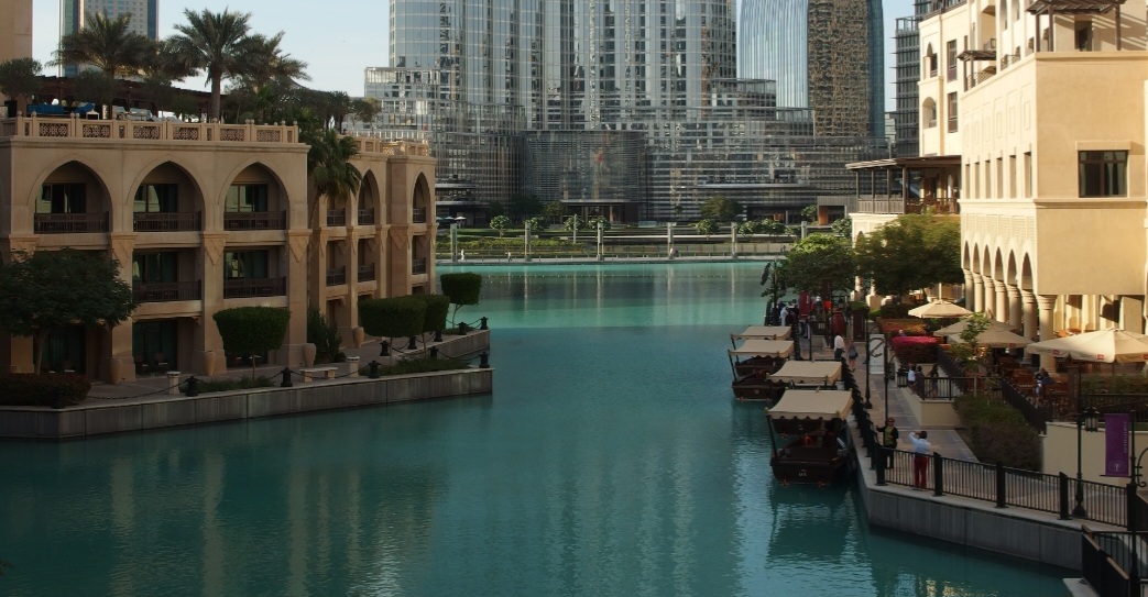 Souk Al Bahar – Dubai, Emirados Árabes Unidos: Localizado no Downtown Dubai, próximo ao Dubai Mall, é um complexo inspirado na arquitetura árabe tradicional. Reúne lojas de artesanato, joias e produtos decorativos, além de cafés e restaurantes voltados para o lago e a região do Burj Khalifa.