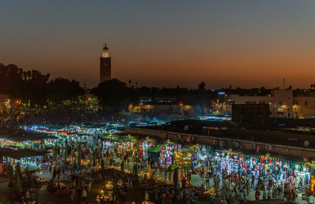 Jemaa el-Fnaa – Marrakech, Marrocos: Mais do que um mercado, é a célebre praça situada no coração da medina de Marrakech, cercada pelos tradicionais souks. Ao longo do dia, reúne vendedores, músicos, artistas e barracas de comida, ganhando movimento ainda maior ao anoitecer.