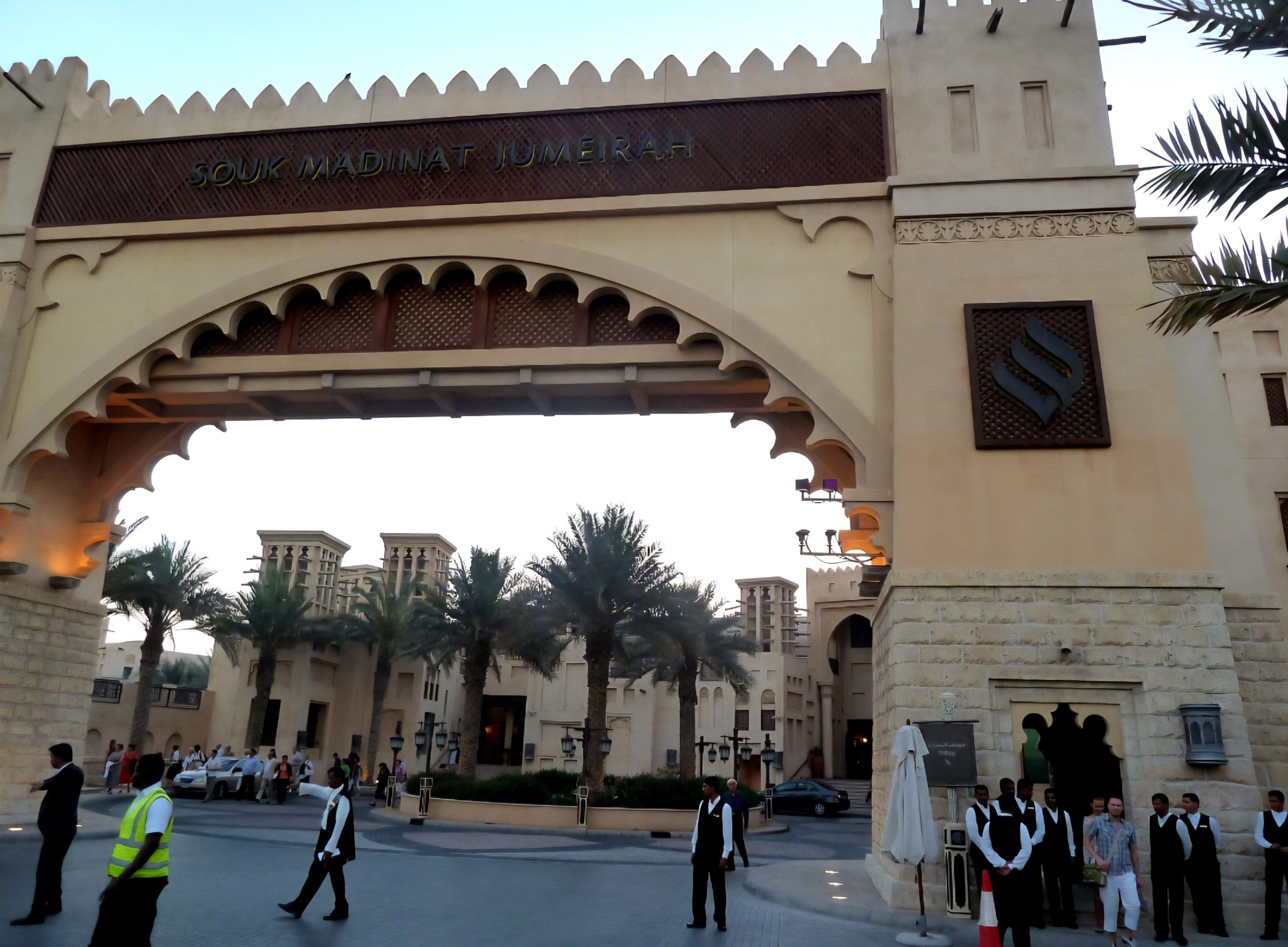 Souk Madinat Jumeirah – Dubai, Emirados Árabes Unidos: Inspirado nos mercados árabes tradicionais, é um complexo moderno que reúne lojas, restaurantes e cafés em meio a canais e construções de estilo regional. O espaço também oferece vistas privilegiadas para o famoso Burj Al Arab.