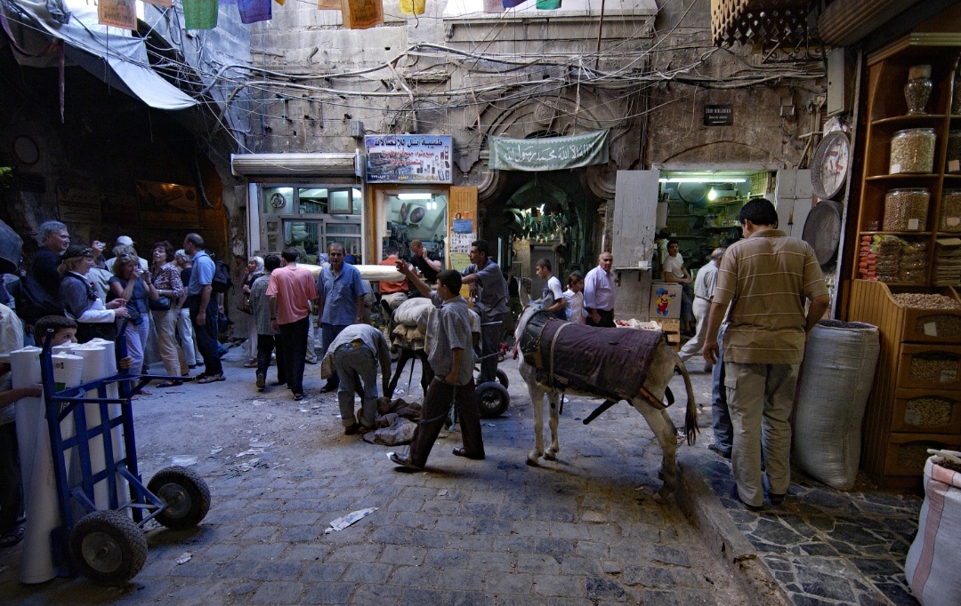 Souk Al-Madina – Aleppo, Síria: Com origens que remontam à Idade Média, integra o centro histórico de Aleppo e já foi considerado um dos maiores mercados cobertos do mundo. Severamente danificado durante a guerra, teve trechos restaurados e reabertos, recuperando gradualmente sua atividade comercial.