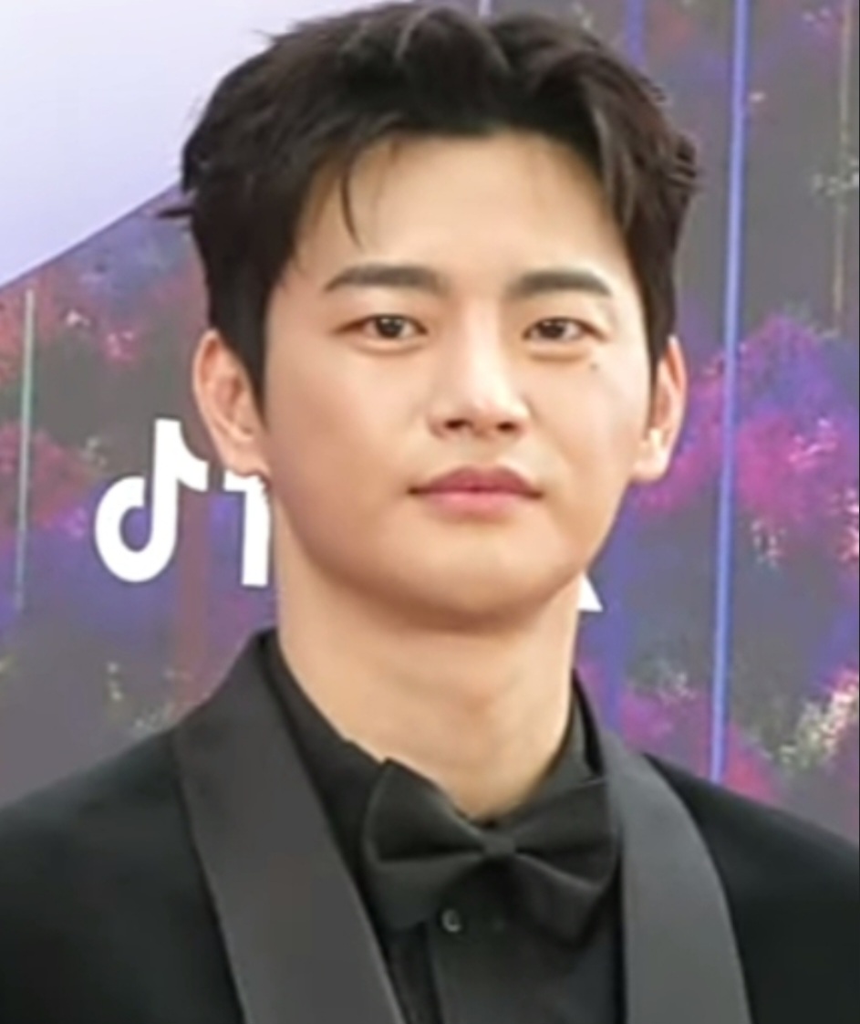 Seo In-guk — cantor e ator
O sul-coreano, conhecido tanto pela música quanto por séries de televisão, falou sobre fantasmas em uma entrevista ao canal ONE, relacionada ao drama The Master's Sun. Questionado sobre o medo do sobrenatural, foi direto: disse que não gostaria de ver fantasmas e que, de fato, tem medo deles. 