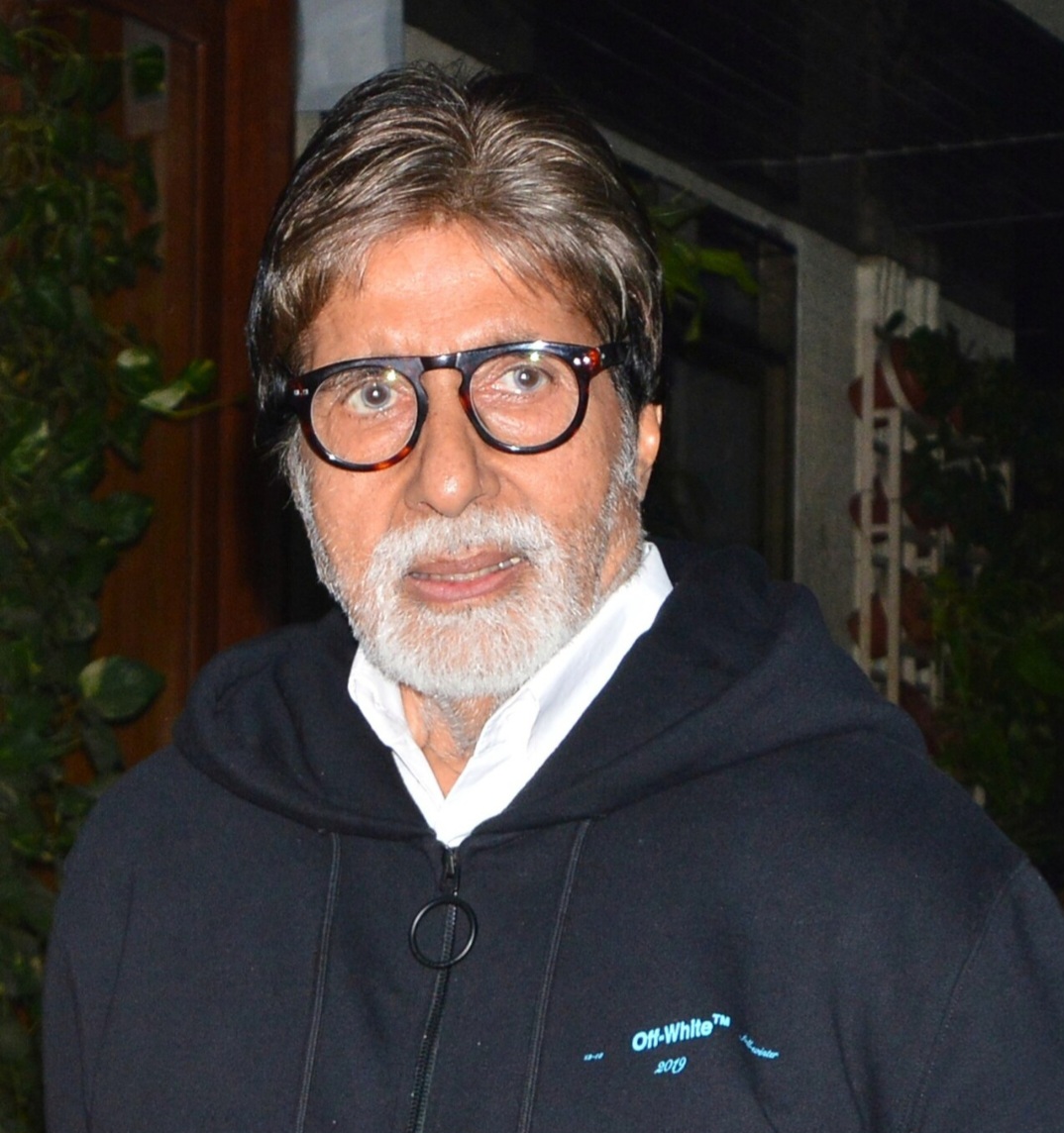 Amitabh Bachchan — ator
Um dos maiores nomes da história do cinema indiano também já admitiu esse temor. Em entrevista à Filmfare, durante a divulgação de Bhoothnath Returns, Amitabh Bachchan foi questionado sobre filmes de fantasmas e declarou que, como muitas pessoas, fica “petrificado” com eles. Disse ainda que não costuma assistir a filmes de terror.