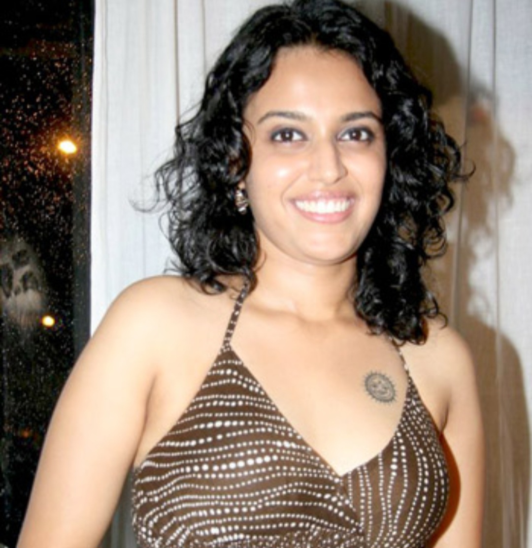 Swara Bhasker — atriz
A atriz indiana falou sobre o assunto em entrevista publicada pelo Hindustan Times, em 2021, ao divulgar a série Aapkey Kamrey Mein Koi Rehta Hai. Swara afirmou claramente ser “muito assustada com fantasmas” e contou que, quando criança, amigos faziam sessões com uma espécie de tabuleiro para tentar chamar espíritos.