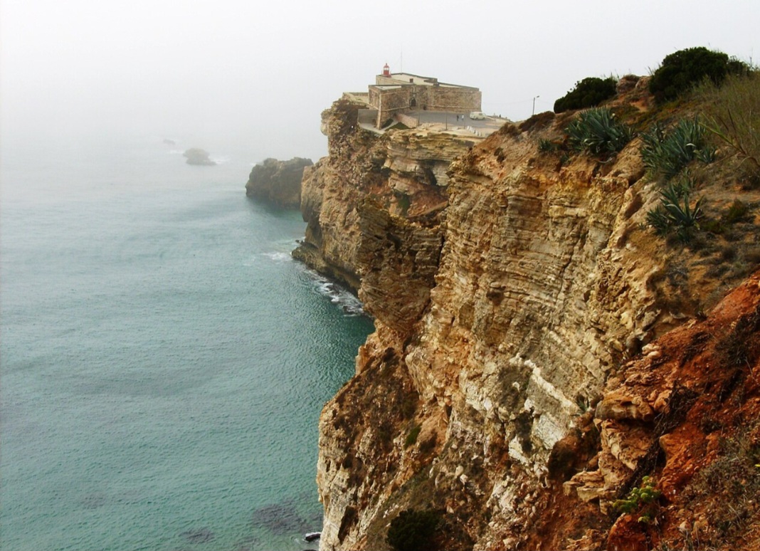 Cânion de Nazaré – Situado no Atlântico, junto à costa de Portugal, esse vale submarino se estende por cerca de 200 quilômetros e alcança profundidades próximas de 5.000 metros. Seu relevo contribui para amplificar as ondas que chegam à Praia do Norte, famosa pelas ondas gigantes e pelo surfe.