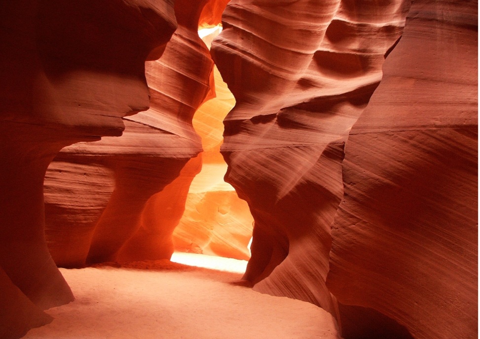 Antelope Canyon – Situado em território da Nação Navajo, no Arizona, nos Estados Unidos, destaca-se pelas passagens estreitas e paredes onduladas de arenito. A erosão provocada pela água esculpiu suas formas sinuosas. A luz que entra pelas aberturas realça os tons avermelhados e dourados das rochas.